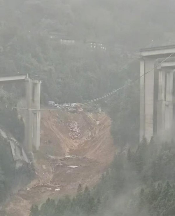 明利配资端 贵州夏蓉高速三都往榕江大桥垮塌疑多车掉落，大货车车头腾空内有司机，有人劝后车撤离