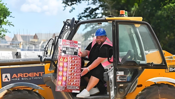 启盈优配 男子彩票中奖近千万果断辞职 ：不分昼夜放纵 结果进了医院